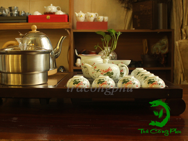 Bộ ấm chén bao gồm 1 ấm và 8 chén, 1 tống chuyên trà, 01 phễu lọc